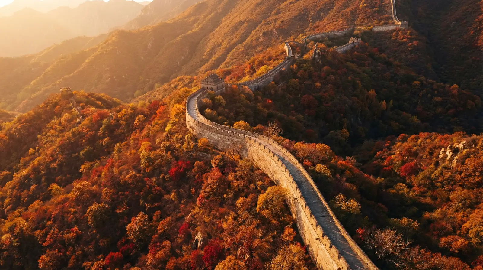 晚上十大禁用黄台软件绿巨人 秋日长城航拍全景